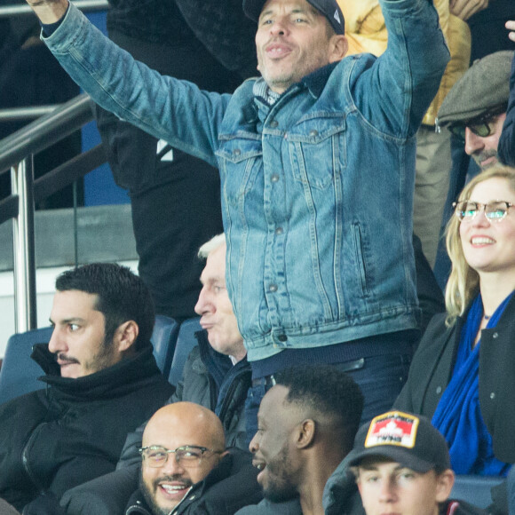 Medi Sadoun, Dadju, Kad Merad dans les tribunes lors du match de Ligue 1 "PSG - OM (4-0)" au Parc des Princes, le 27 octobre 2019. © Cyril Moreau/Bestimage
