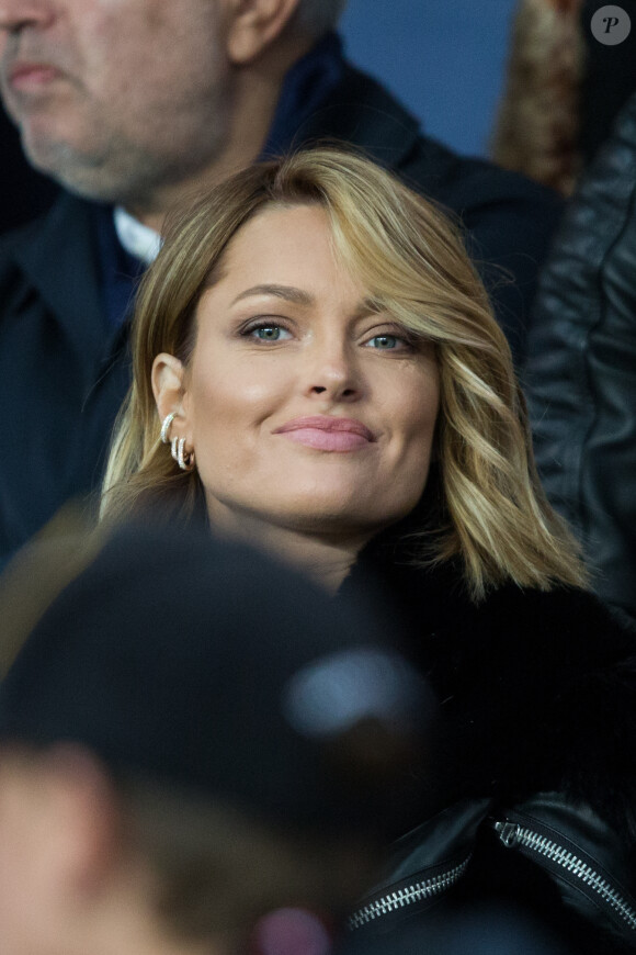 Caroline Receveur dans les tribunes lors du match de Ligue 1 "PSG - OM (4-0)" au Parc des Princes, le 27 octobre 2019. © Cyril Moreau/Bestimage