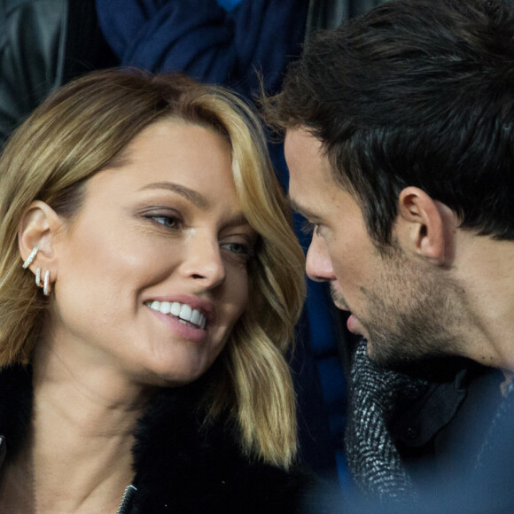 Caroline Receveur et son compagnon Hugo Philip dans les tribunes lors du match de Ligue 1 "PSG - OM (4-0)" au Parc des Princes, le 27 octobre 2019. © Cyril Moreau/Bestimage