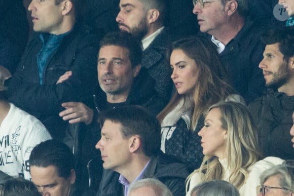 Richard Orlinski et une amie dans les tribunes lors du match de Ligue 1 "PSG - OM (4-0)" au Parc des Princes, le 27 octobre 2019. © Cyril Moreau/Bestimage