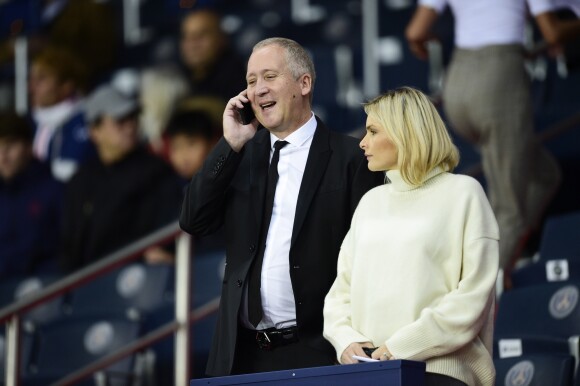 Vadim Vasilyev et sa femme dans les tribunes lors du match de Ligue 1 "PSG - OM (4-0)" au Parc des Princes, le 27 octobre 2019.