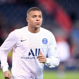 Echauffement - Kylian Mbappé lors du match de Ligue 1 "PSG - OM (4-0)" au Parc des Princes. Paris, le 27 octobre 2019.