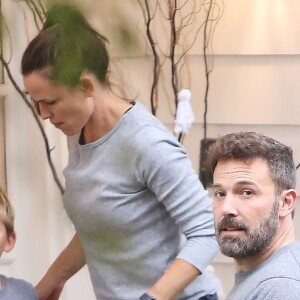 Ben Affleck et Jennifer Garner sont de sortie avec leurs enfants Samuel et Seraphina à Los Angeles, le 27 octobre 2019.