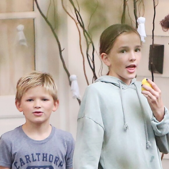 Ben Affleck et Jennifer Garner sont de sortie avec leurs enfants Samuel et Seraphina à Los Angeles, le 27 octobre 2019.