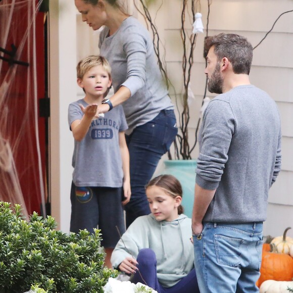 Ben Affleck et Jennifer Garner sont de sortie avec leurs enfants Samuel et Seraphina à Los Angeles, le 27 octobre 2019.