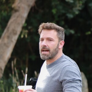 Ben Affleck arrive au domicile de Jennifer Garner à Los Angeles, le 27 octobre 2019.