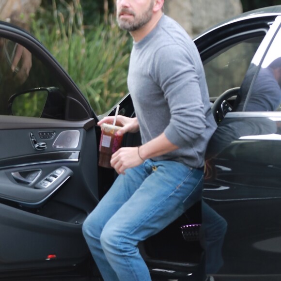 Ben Affleck arrive au domicile de Jennifer Garner à Los Angeles, le 27 octobre 2019.