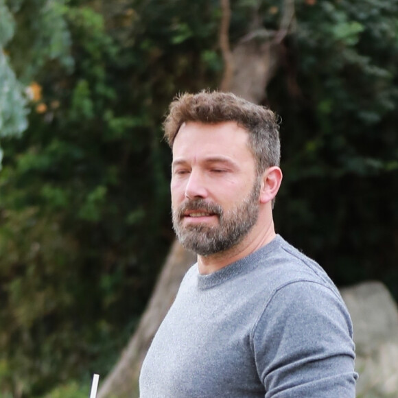 Ben Affleck arrive au domicile de Jennifer Garner à Los Angeles, le 27 octobre 2019.