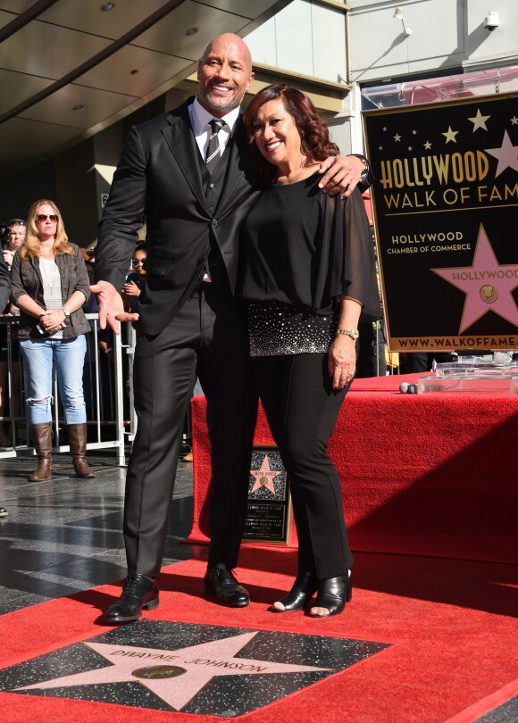 Dwayne Johnson et sa mère Ata Johnson sur le Walk of Fame à Hollywood, le 13 décembre 2017.