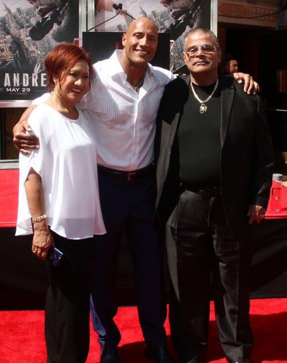 Dwayne Johnson pose avec sa mère Ata Johnson et son père Rocky Johnson au TCL Chinese Theater à Hollywood, le 19 mai 2015.