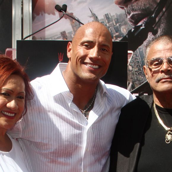 Dwayne Johnson pose avec sa mère Ata Johnson et son père Rocky Johnson au TCL Chinese Theater à Hollywood, le 19 mai 2015.