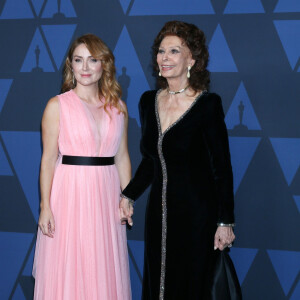 Sasha Alexander et Sophia Loren au photocall de la 11ème édition des "Annual Governors Awards" au Hollywood & Highland Center à Los Angeles, le 27 octobre 2019.