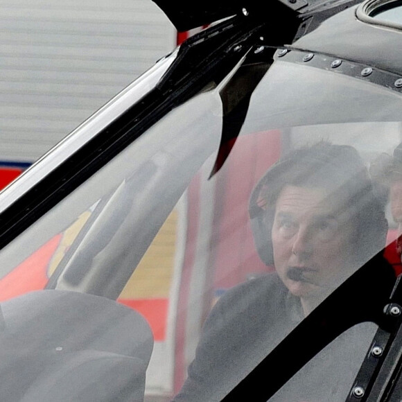 Exclusif - Tom Cruise emmène son fils Connor Cruise faire un tour dans son hélicoptère à Londres le 11 octobre 2019.