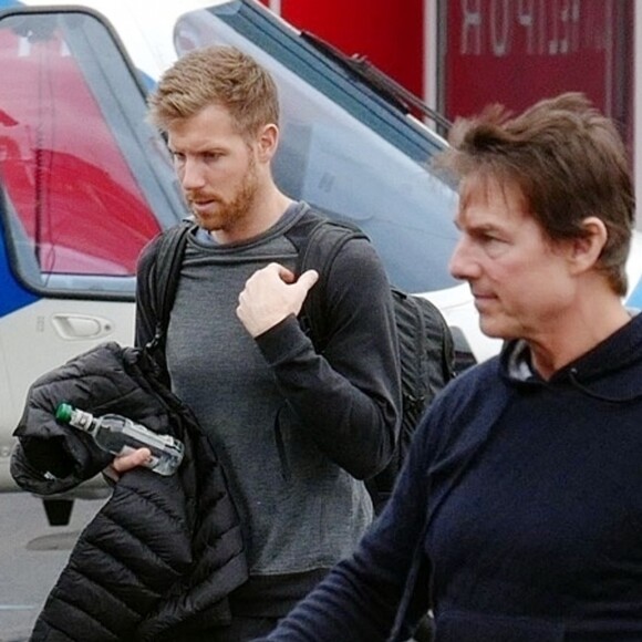Exclusif - Tom Cruise emmène son fils Connor Cruise faire un tour dans son hélicoptère à Londres le 11 octobre 2019.