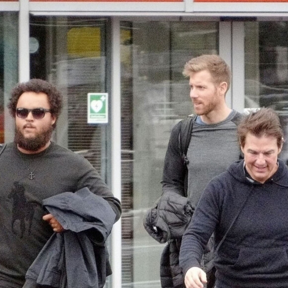 Exclusif - Tom Cruise emmène son fils Connor Cruise faire un tour dans son hélicoptère à Londres le 11 octobre 2019.