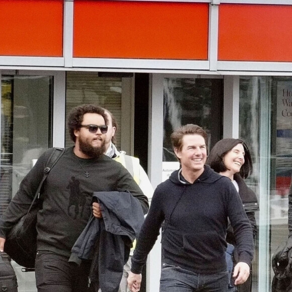 Exclusif - Tom Cruise emmène son fils Connor Cruise faire un tour dans son hélicoptère à Londres le 11 octobre 2019.