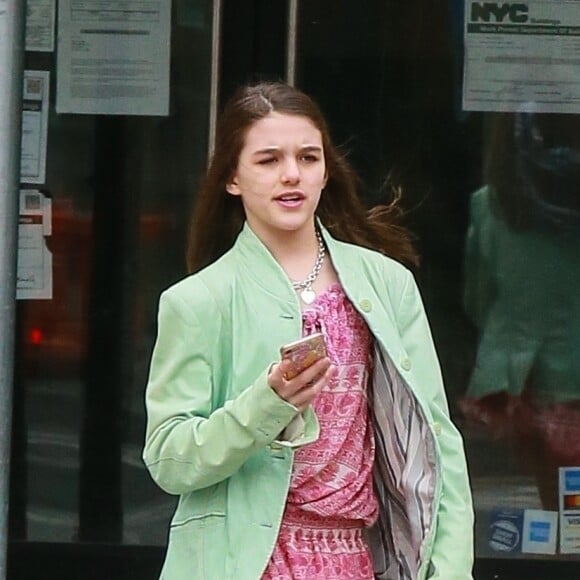 Exclusif - Suri Cruise se balade le jour de son anniversaire (13 ans) avec ses amies et sa nounou dans le quartier de West Village à New York. Le 18 avril 2019.