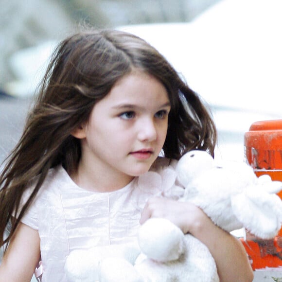 Suri Cruise attend sa maman Katie Holmes, au David Letterman show à New York, le 10 novembe 2011.