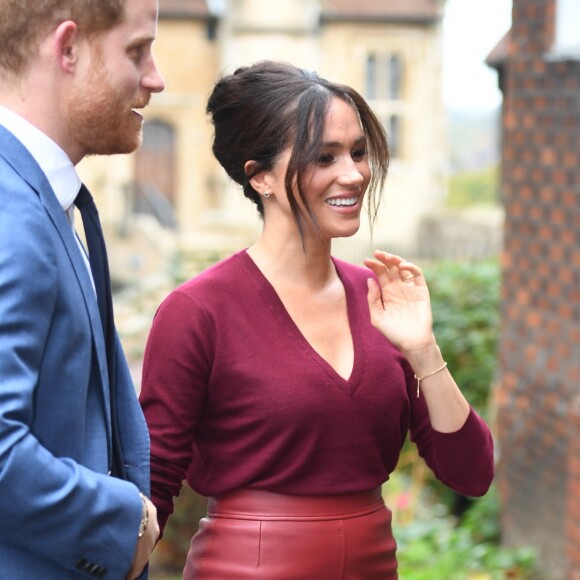 Le prince Harry, duc de Sussex, et Meghan Markle, duchesse de Sussex, arrivent pour une réunion sur l'égalité des genres avec les membres du Queen's Commonwealth Trust (dont elle est vice-présidente) et du sommet One Young World au château de Windsor, le 25 octobre 2019.