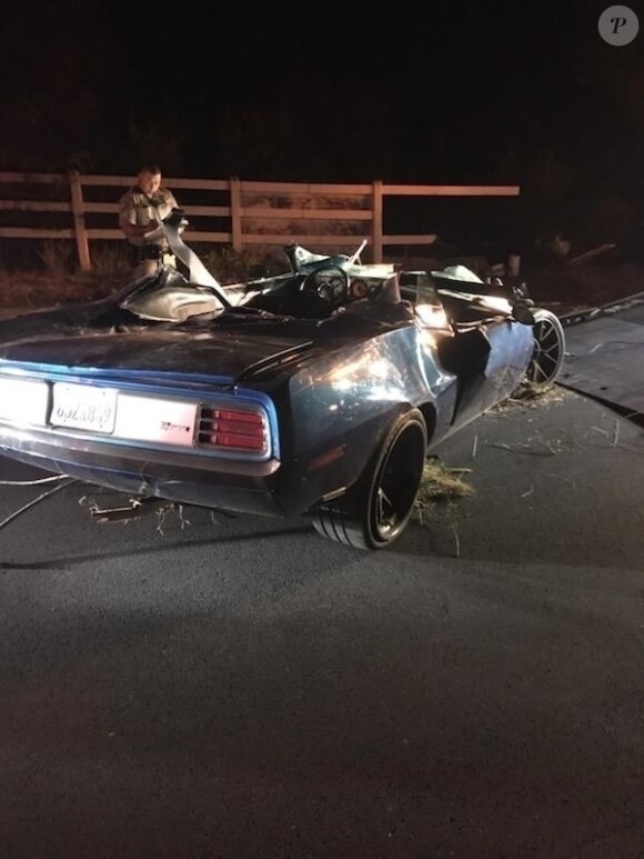 Exclusif - Kevin Hart hospitalisé : l'acteur américain victime d'un accident de voiture dans le quartier de Malibu à Los Angeles. Les faits ont eu lieu sur l'autoroute de Mulholland, dans le comté de Los Angeles. Blessé, l'acteur américain a été hospitalisé dans la foulée avec des blessures sérieuses au dos. Kevin Hart n'était pas au volant du véhicule, il occupait le siège passager de la voiture. Le conducteur, identifié comme étant Jared Black, producteur, acteur et réalisateur, a perdu le contrôle du véhicule. Selon les analyses, Jared Black n'avait ni bu ni consommé de la drogue. La voiture s'est retournée dans un fossé au bord de la route. Le mannequin Rebecca Brosterman, fiancée de Jared Black, était en compagnie des deux hommes. Elle n'aurait pas été blessée. Le 1er septembre 2019