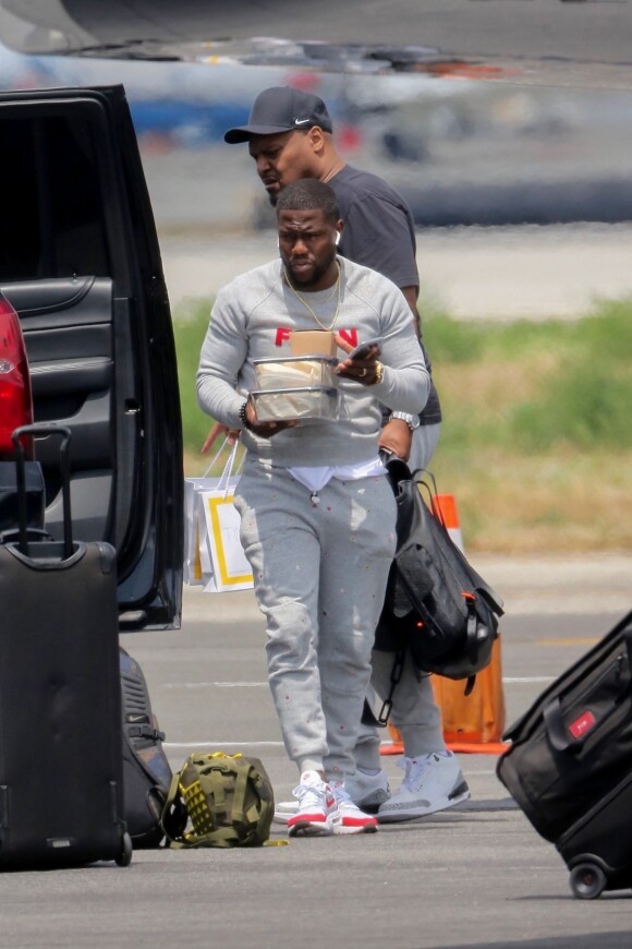Exclusif - Kevin Hart embarque à bord d'un jet privé avec des Tupperware remplis de nourriture à Los Angeles, le 20 juin 2019.