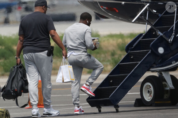 Exclusif - Kevin Hart embarque à bord d'un jet privé avec des Tupperware remplis de nourriture à Los Angeles, le 20 juin 2019.