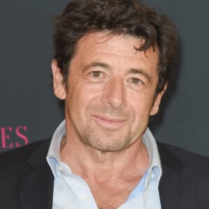 Patrick Bruel - L'association 12 de coeur (vignerons et négociants en vin français) remet un chèque de 800 000 euros aux Restos du Coeur, produit d'une vente aux enchères caritative de lots de vin à Hong Kong en mai dernier. Paris, le 16 octobre 2018. © Coadic Guirec / Bestimage