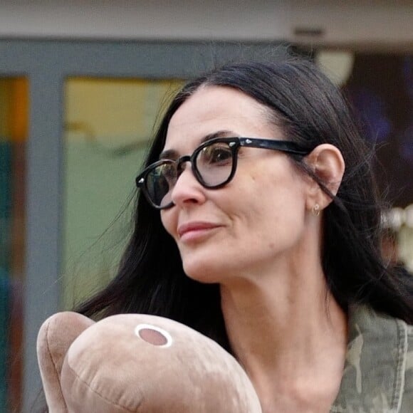 Demi Moore, en veste treillis et chaussures Dr. Martens, arrive à l'aéroport de Londres (Heathrow), le 22 août 2019.