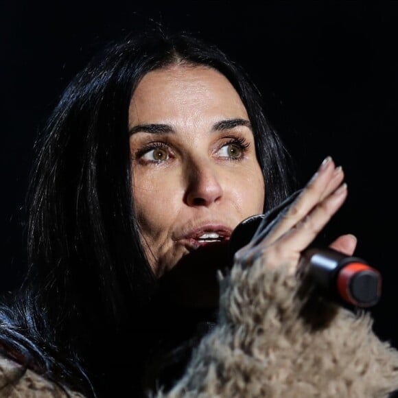 Demi Moore - Les people se succèdent sur la scène du "One Love Malibu Festival for Woolsey Fire Recovery" à Calabasas le 2 décembre 2018.