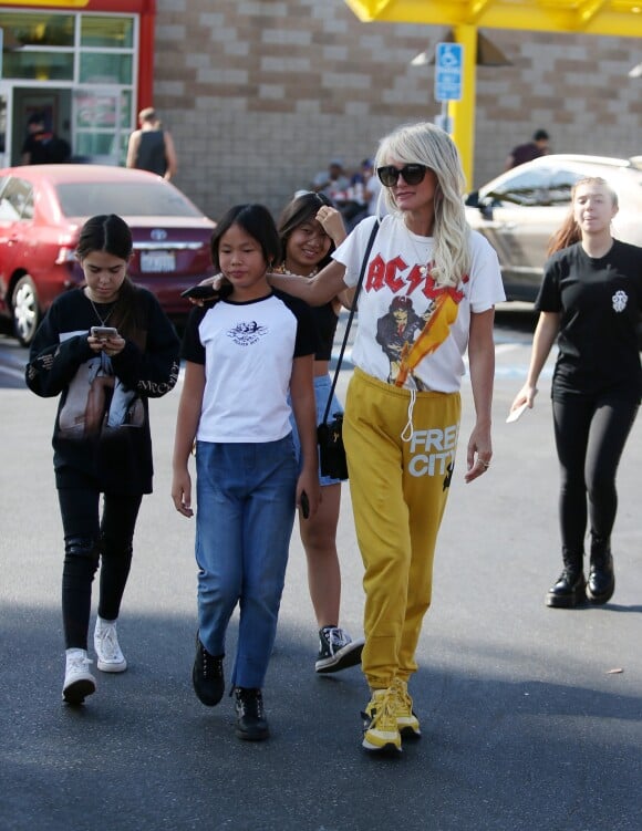 Laeticia Hallyday a déjeuné chez "In And Out Burger" avec ses filles Jade et Joy, son amie Hortense d'Estève et ses filles Romy et Nina avant d'aller les déposer à l'aéroport LAX de Los Angeles. Le 2 novembre 2019.