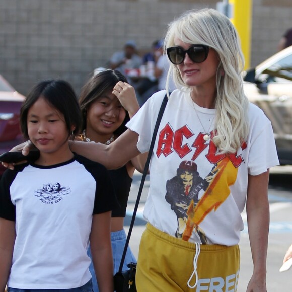 Laeticia Hallyday a déjeuné chez "In And Out Burger" avec ses filles Jade et Joy, son amie Hortense d'Estève et ses filles Romy et Nina avant d'aller les déposer à l'aéroport LAX de Los Angeles. Le 2 novembre 2019.