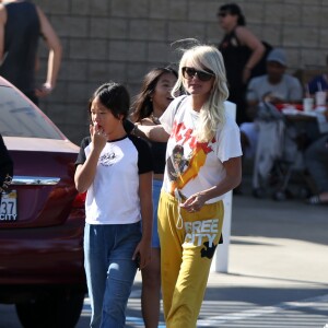 Laeticia Hallyday a déjeuné chez "In And Out Burger" avec ses filles Jade et Joy, son amie Hortense d'Estève et ses filles Romy et Nina avant d'aller les déposer à l'aéroport LAX de Los Angeles. Le 2 novembre 2019.