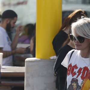 Laeticia Hallyday a déjeuné chez "In And Out Burger" avec ses filles Jade et Joy, son amie Hortense d'Estève et ses filles Romy et Nina avant d'aller les déposer à l'aéroport LAX de Los Angeles. Laeticia a déposé Hortense d'Estève et ses filles au terminal international. Le 2 novembre 2019.