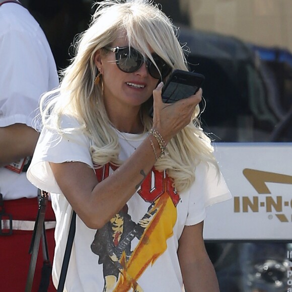 Laeticia Hallyday a déjeuné chez "In And Out Burger" avec ses filles Jade et Joy, son amie Hortense d'Estève et ses filles Romy et Nina avant d'aller les déposer à l'aéroport LAX de Los Angeles. Laeticia a déposé Hortense d'Estève et ses filles au terminal international. Le 2 novembre 2019.