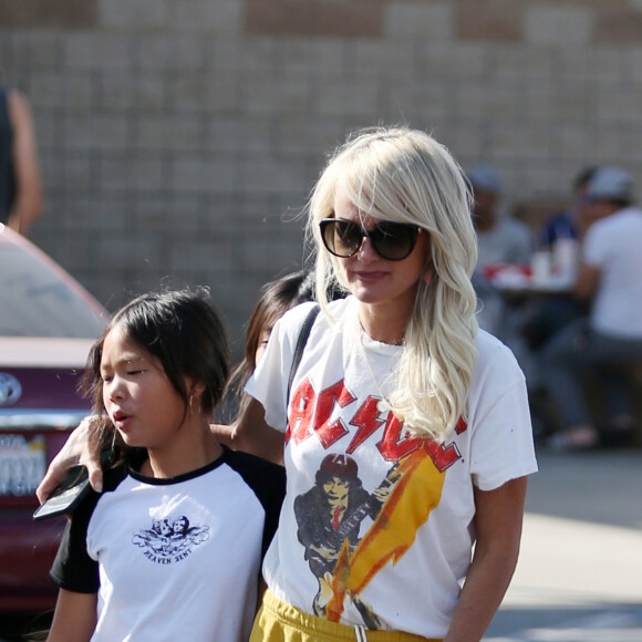 Laeticia Hallyday a déjeuné chez "In And Out Burger" avec ses filles Jade et Joy, son amie Hortense d'Estève et ses filles Romy et Nina avant d'aller les déposer à l'aéroport LAX de Los Angeles. Laeticia a déposé Hortense d'Estève et ses filles au terminal international. Le 2 novembre 2019.