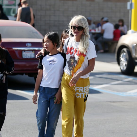 Laeticia Hallyday a déjeuné chez "In And Out Burger" avec ses filles Jade et Joy, son amie Hortense d'Estève et ses filles Romy et Nina avant d'aller les déposer à l'aéroport LAX de Los Angeles. Laeticia a déposé Hortense d'Estève et ses filles au terminal international. Le 2 novembre 2019.