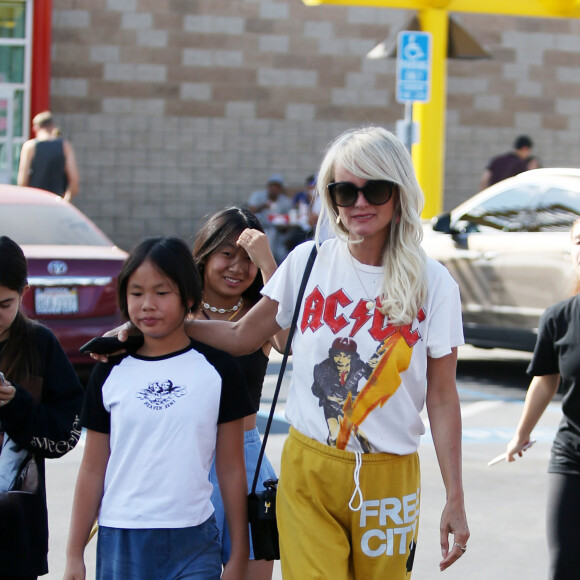 Laeticia Hallyday a déjeuné chez "In And Out Burger" avec ses filles Jade et Joy, son amie Hortense d'Estève et ses filles Romy et Nina avant d'aller les déposer à l'aéroport LAX de Los Angeles. Laeticia a déposé Hortense d'Estève et ses filles au terminal international. Le 2 novembre 2019.