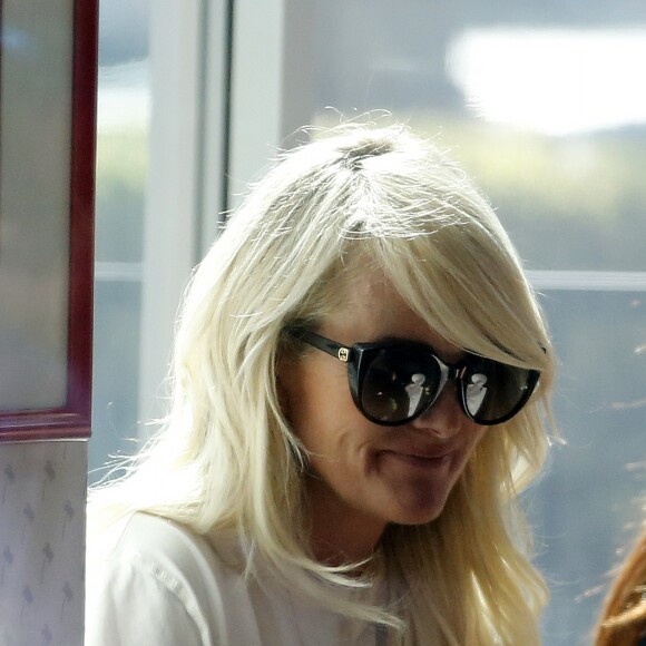 Laeticia Hallyday a déjeuné chez "In And Out Burger" avec ses filles Jade et Joy, son amie Hortense d'Estève et ses filles Romy et Nina avant d'aller les déposer à l'aéroport LAX de Los Angeles. Laeticia a déposé Hortense d'Estève et ses filles au terminal international. Le 2 novembre 2019.