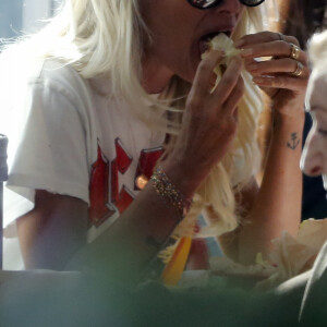 Laeticia Hallyday a déjeuné chez "In And Out Burger" avec ses filles Jade et Joy, son amie Hortense d'Estève et ses filles Romy et Nina avant d'aller les déposer à l'aéroport LAX de Los Angeles. Laeticia a déposé Hortense d'Estève et ses filles au terminal international. Le 2 novembre 2019.