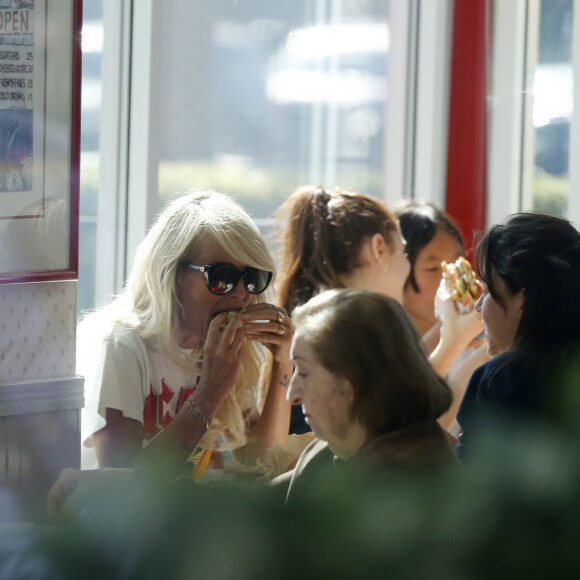 Laeticia Hallyday a déjeuné chez "In And Out Burger" avec ses filles Jade et Joy, son amie Hortense d'Estève et ses filles Romy et Nina avant d'aller les déposer à l'aéroport LAX de Los Angeles. Laeticia a déposé Hortense d'Estève et ses filles au terminal international. Le 2 novembre 2019.