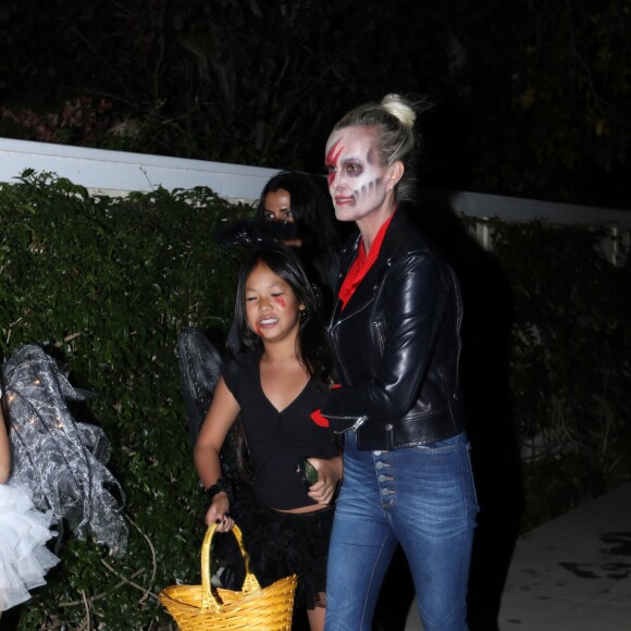 Laeticia Hallyday fait la chasse aux bonbons en famille dans le quartier résidentiel de Pacific Palisades à Los Angeles, le 31 Octobre 2019. Maquillée comme David Bowie, elle accompagne sa fille Joy (en ange noir) avec son amie Hortense d'Estève déguisée en Harley Queen avec sa fille cadette (en ange blanc) et Maryline Issartier.
