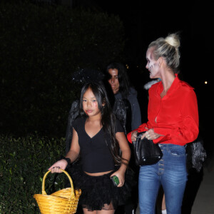 Laeticia Hallyday fait la chasse aux bonbons en famille dans le quartier résidentiel de Pacific Palisades à Los Angeles, le 31 Octobre 2019. Maquillée comme David Bowie, elle accompagne sa fille Joy (en ange noir) avec son amie Hortense d'Estève déguisée en Harley Queen avec sa fille cadette (en ange blanc) et Maryline Issartier.