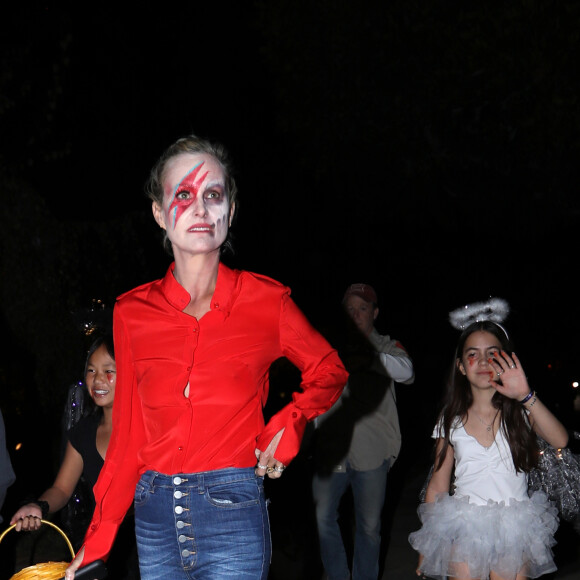 Laeticia Hallyday fait la chasse aux bonbons en famille dans le quartier résidentiel de Pacific Palisades à Los Angeles, le 31 Octobre 2019. Maquillée comme David Bowie, elle accompagne sa fille Joy (en ange noir) avec son amie Hortense d'Estève déguisée en Harley Queen avec sa fille cadette (en ange blanc) et Maryline Issartier.