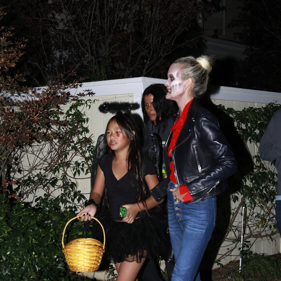 Laeticia Hallyday fait la chasse aux bonbons en famille dans le quartier résidentiel de Pacific Palisades à Los Angeles, le 31 Octobre 2019. Maquillée comme David Bowie, elle accompagne sa fille Joy (en ange noir) avec son amie Hortense d'Estève déguisée en Harley Queen avec sa fille cadette (en ange blanc) et Maryline Issartier.