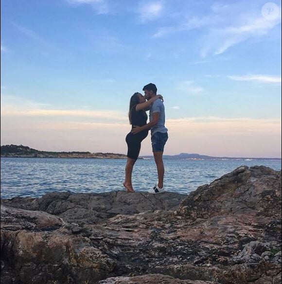 Morgan Sanson avec sa compagne Marie Doisneau, alors enceinte de leur premier enfant, Julia. Photo publiée sur Instagram le 10 juillet 2017.
