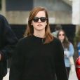 Exclusif - Emma Watson a été aperçue avec un mystérieux inconnu en train de se promener sur Abbot Kinney Boulevard à Los Angeles, le 12 juin 2019.