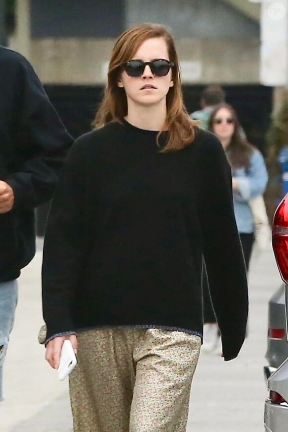 Exclusif - Emma Watson a été aperçue avec un mystérieux inconnu en train de se promener sur Abbot Kinney Boulevard à Los Angeles, le 12 juin 2019.