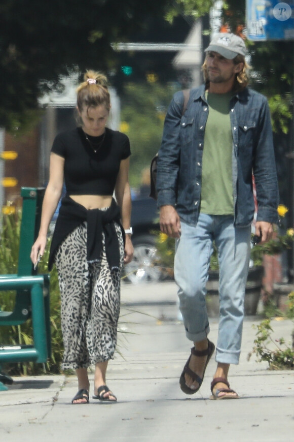 Exclusif - Emma Watson est allée dîner avec un mystérieux inconnu dans le restaurant Double Zero à Los Angeles. Le 28 août 2019.