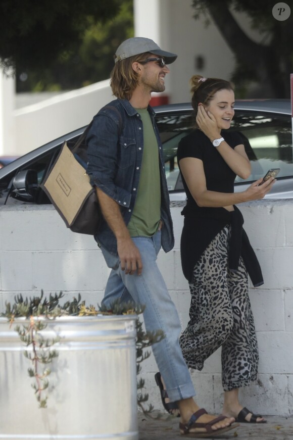 Exclusif - Emma Watson est allée dîner avec un mystérieux inconnu dans le restaurant Double Zero à Los Angeles. Le 28 août 2019.