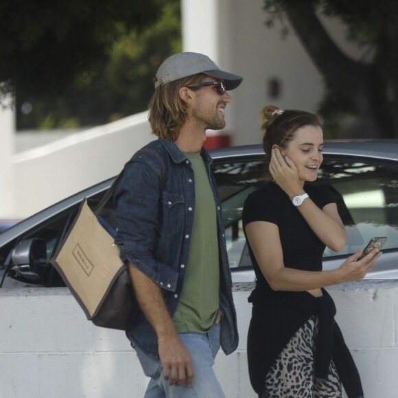 Exclusif - Emma Watson est allée dîner avec un mystérieux inconnu dans le restaurant Double Zero à Los Angeles. Le 28 août 2019.